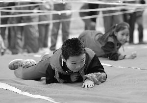 小学生体验国防教育基地