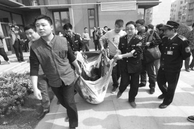 藏獒 与民警城管对峙被特警6枪打死