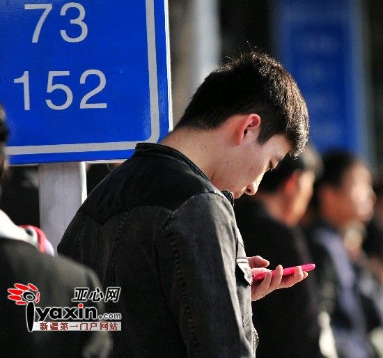 看新闻聊天打游戏购物 站着走着坐着都不忘玩