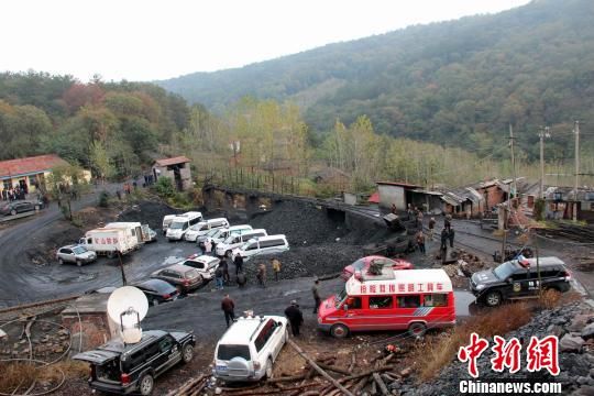 图为事发煤矿，各路救援力量现场待命。 吴奇勇 摄