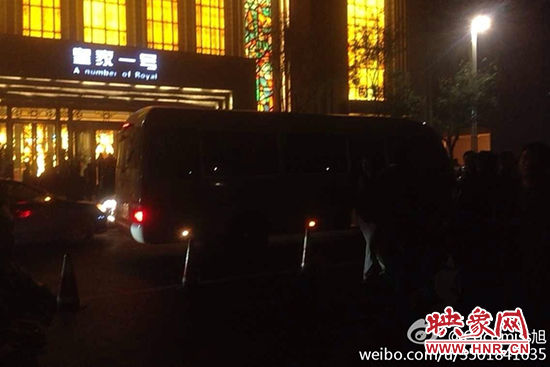 11月1日深夜,郑州郑东新区夜总会“皇家一号”被查处。网友供图 11月1日深夜,郑州郑东新区夜总会“皇家一号”被查处。网友供图