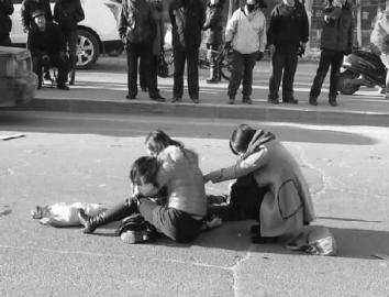 车祸瞬间+<em>姥姥</em>推开外<em>孙女</em>