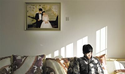 11月28日，青岛胶南，丁海伟的婚房挂着与妻子的结婚照。如今妻子和未出世的孩子都已离世。新京报记者 周岗峰 摄