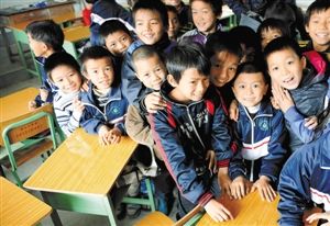 公益版爸爸去哪儿 为贫困儿童赢千张书桌