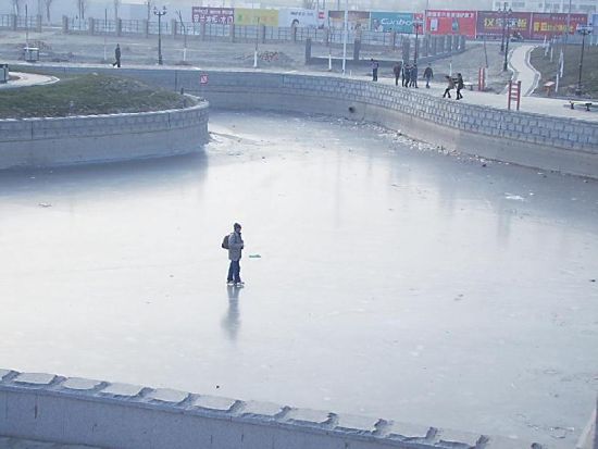 库尔勒:天鹅河河道冰薄 孩子溜冰危险