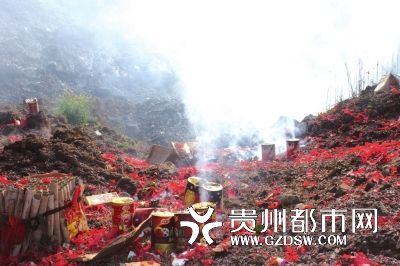 平坝警方销毁"三无"烟花爆竹