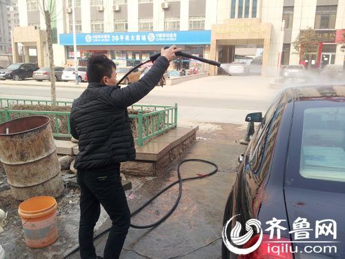 实拍泰安90后毕业生<em>洗车</em>工故事:坐轮胎上睡