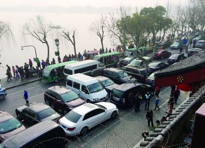 正月初三下午三时许，杭州楼外楼菜馆外的停车位，仍旧停满了就餐游客的车辆 摄/法制晚报记者 萧添