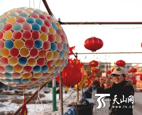 乌什县:元宵节将至 大型花灯引人恋