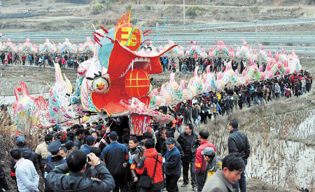 连城县姑田镇的游龙起源于明朝万历年间,每年元宵节,当地村民家家