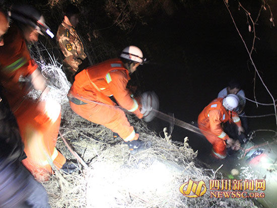 广汉五名路人散步被撞 一人坠河消防生死营救