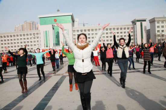 新疆库尔勒市志愿者跳快闪舞传播文明礼仪