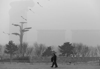 盘古大厦在雾霾中只剩剪影。本版图片京华时报记者陶冉谭青潘之望摄
