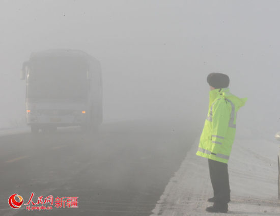 217国道新疆克拉玛依遭遇团雾袭击