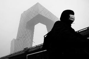 　　昨天，灰色雾霾依然笼罩着京城，毫无起色。晨报记者 王巍/摄 