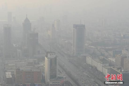 京津冀及周边地区39个地级及以上城市中，有20个城市发生了重度及以上污染。中新社发 韦亮 摄