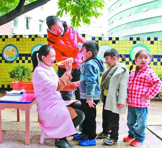 重庆幼儿园规定:孩子服药家长要填喂药委托书