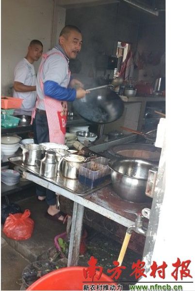 在良田村华记田园农庄的厨房，正在做饭的厨师告诉记者，做饭从来不用自来水，“水太脏，怕客人吃出毛病。”