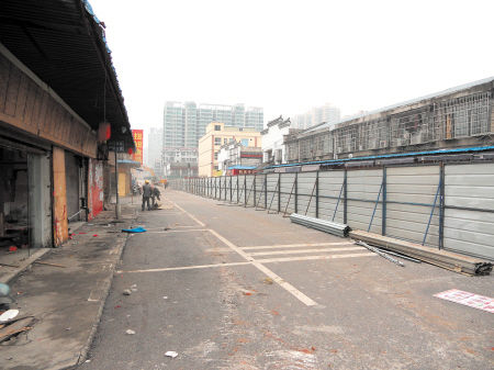 马路市场没了 施工围挡有了
