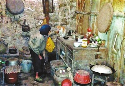 75岁的黄阿婆如今是德保麻风村唯一的村民，常年与三只鸡和一只猫相依为命。