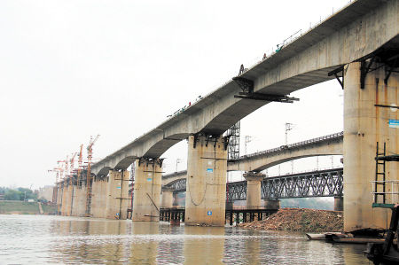 跨湘江段首孔连续梁合龙