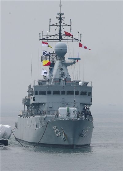 马来西亚“卡斯图里”号护卫舰 这艘反潜护卫舰是马来西亚于1981年向德国订购的，1984年服役。舰上搭载一架直升机，最高航速为28节。