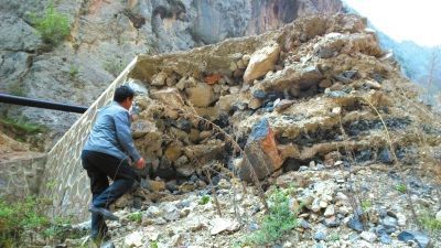 大坝内部装着挖掘机挖的碎石。 京华时报记者张淑玲摄