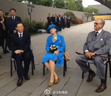 丹麦女王参观南京大屠杀纪念馆 与幸存者交谈