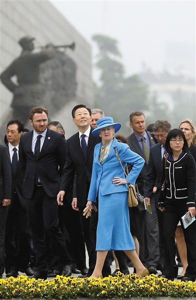 丹麦女王走过和平广场。昨日，南京，女王一行参观了南京大屠杀纪念馆。 中新社记者 泱波 摄