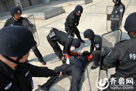 特警队员制服"歹徒,将其控制.齐鲁网记者 扈枫 李淼