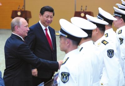 习近平与普京共同出席中俄联合军演开幕式。图/中新网 习近平与普京共同出席中俄联合军演开幕式。图/中新网