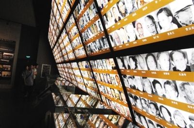 6月11日，民众在侵华日军南京大屠杀遇难同胞纪念馆内参观幸存者照片。中国将为南京大屠杀和日军强征慰安妇文献档案申报世界记忆名录。