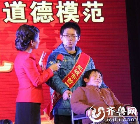 泰安一孝老爱亲模范高考获639分 坚持带着病母