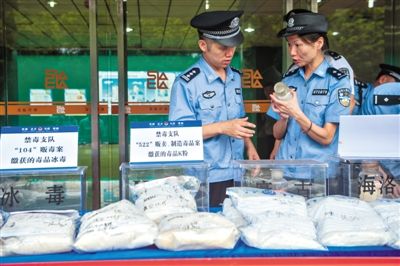 　　昨日，深圳警方在深圳南山垃圾焚烧发电厂展示缴获的毒品。新华社记者 毛思倩 摄