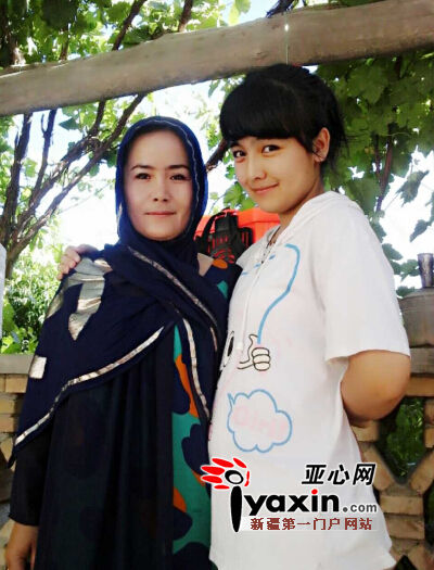新疆库尔勒女孩在李克强总理的邀请下游北京