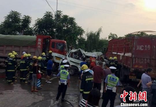 四川省道305线自贡境内发生车祸已致4死多伤