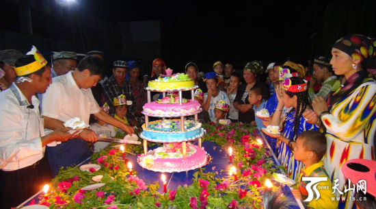 且末县:住村工作组为孩子们过生日party