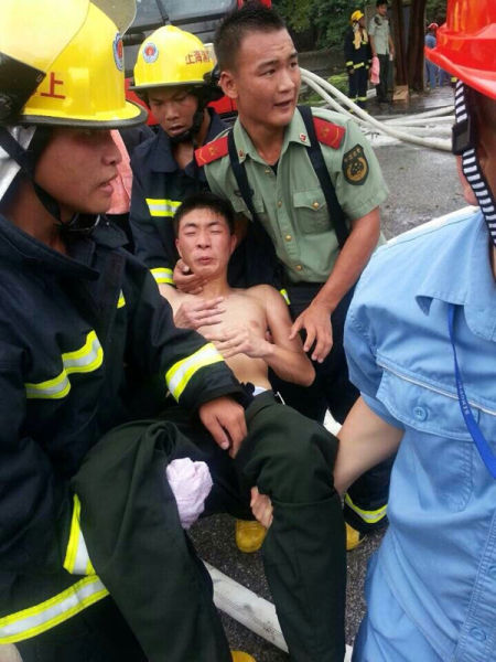 上海金山石化5500吨污水罐燃烧 3名消防员晕
