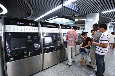 8月1日，天坛东门站，6台自动售票机仅有1台可以使用。