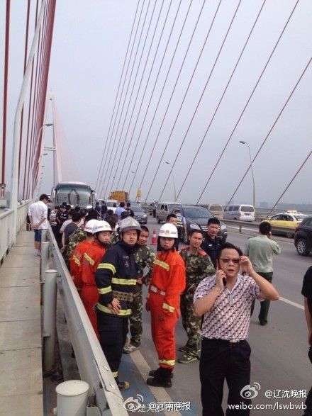 高清图—武汉白沙洲大桥开往仙桃车牌号鄂AF1127大巴被劫持