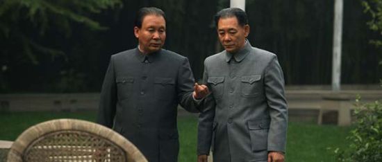 电视剧《历史转折中的邓小平》剧照，右边为李光复饰演的胡耀邦。