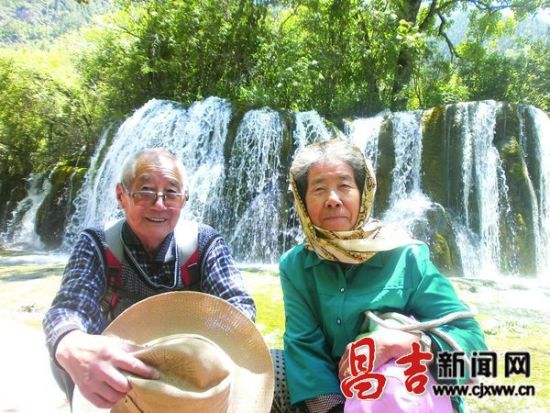新疆昌吉兄弟俩带七旬父母自驾游西藏