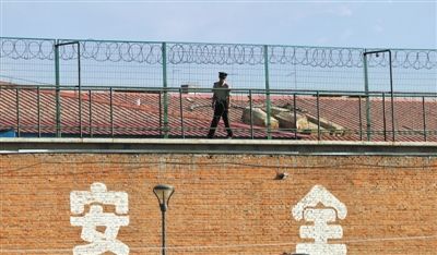 9月6日，哈尔滨市延寿县看守所，一位武警在巡逻。