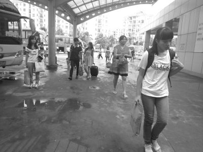 <em>雨一直下</em>,没办法只好宅家里_新浪新闻