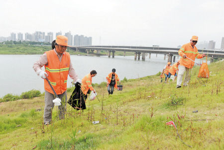 义务保洁美了河堤