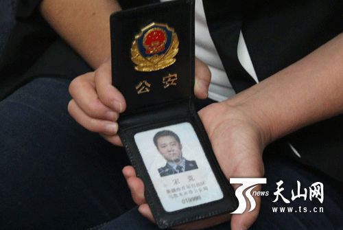 宋竞的警官证.面对儿子的遗像,蒋文萍整日以泪洗面.