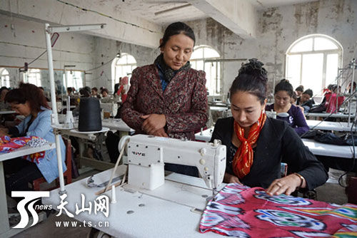 当地农村妇女正在使用赠送地缝纫机学习缝纫技术.