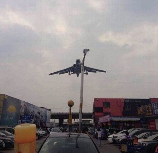 媒体称轰6K战机超低空飞临南京市场 擦头顶而