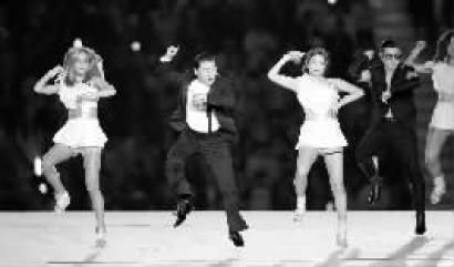 点燃主火炬的是李英爱