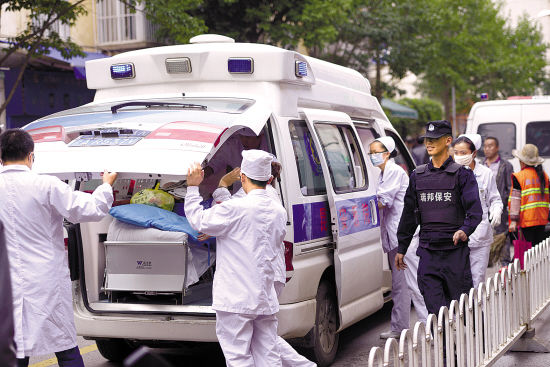 昆明一小学发生踩踏事故6死26伤